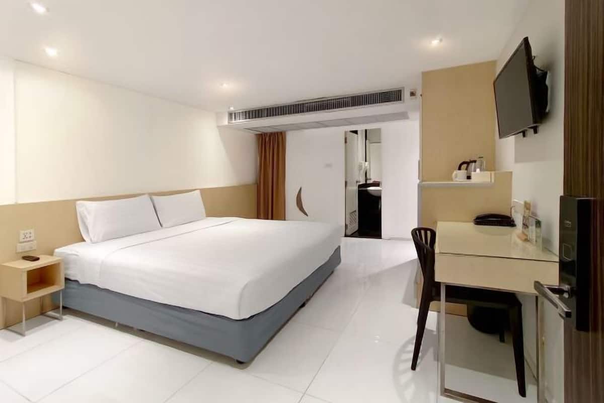 In-room safe, WiFi (free), bed sheets