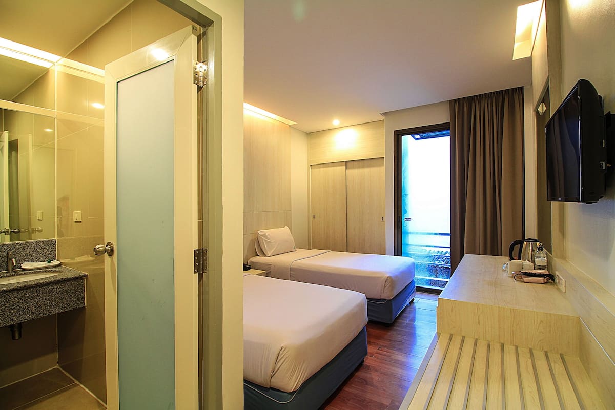 In-room safe, free WiFi, bed sheets
