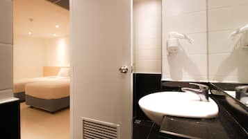 Habitación estándar, 1 cama doble | Lavabo del cuarto de baño