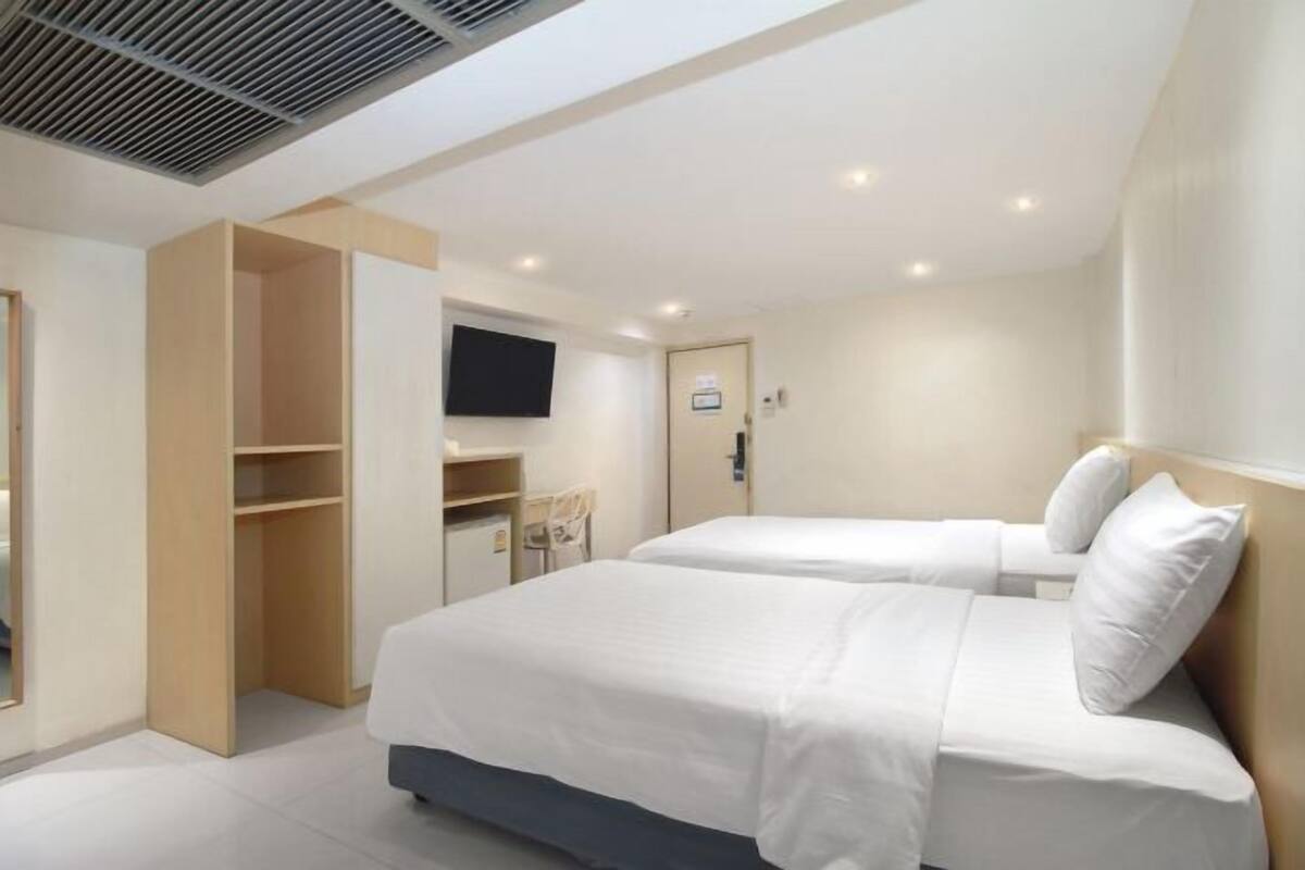 In-room safe, WiFi (free), bed sheets