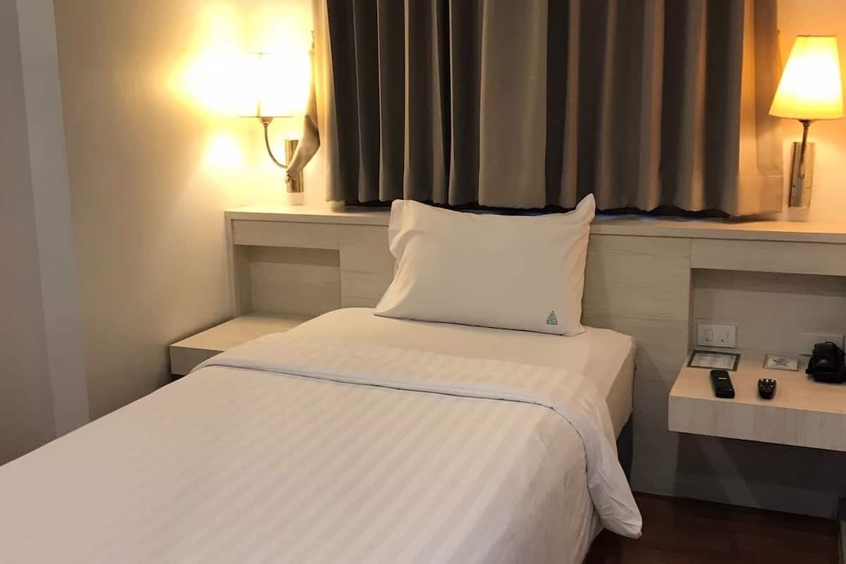 In-room safe, free WiFi, bed sheets