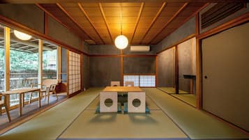 Phòng Suite, không hút thuốc (with Private Japanese Garden) | Truy cập Internet không dây miễn phí, bộ trải giường