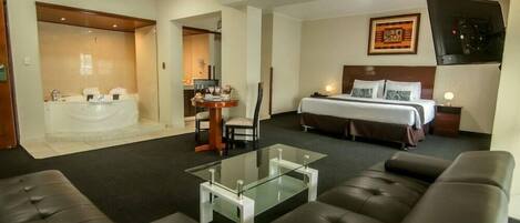 Hypo-allergenic bedding, in-room safe, desk, free WiFi