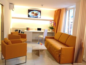 Familienzimmer, Blick auf den Innenhof | Wohnbereich