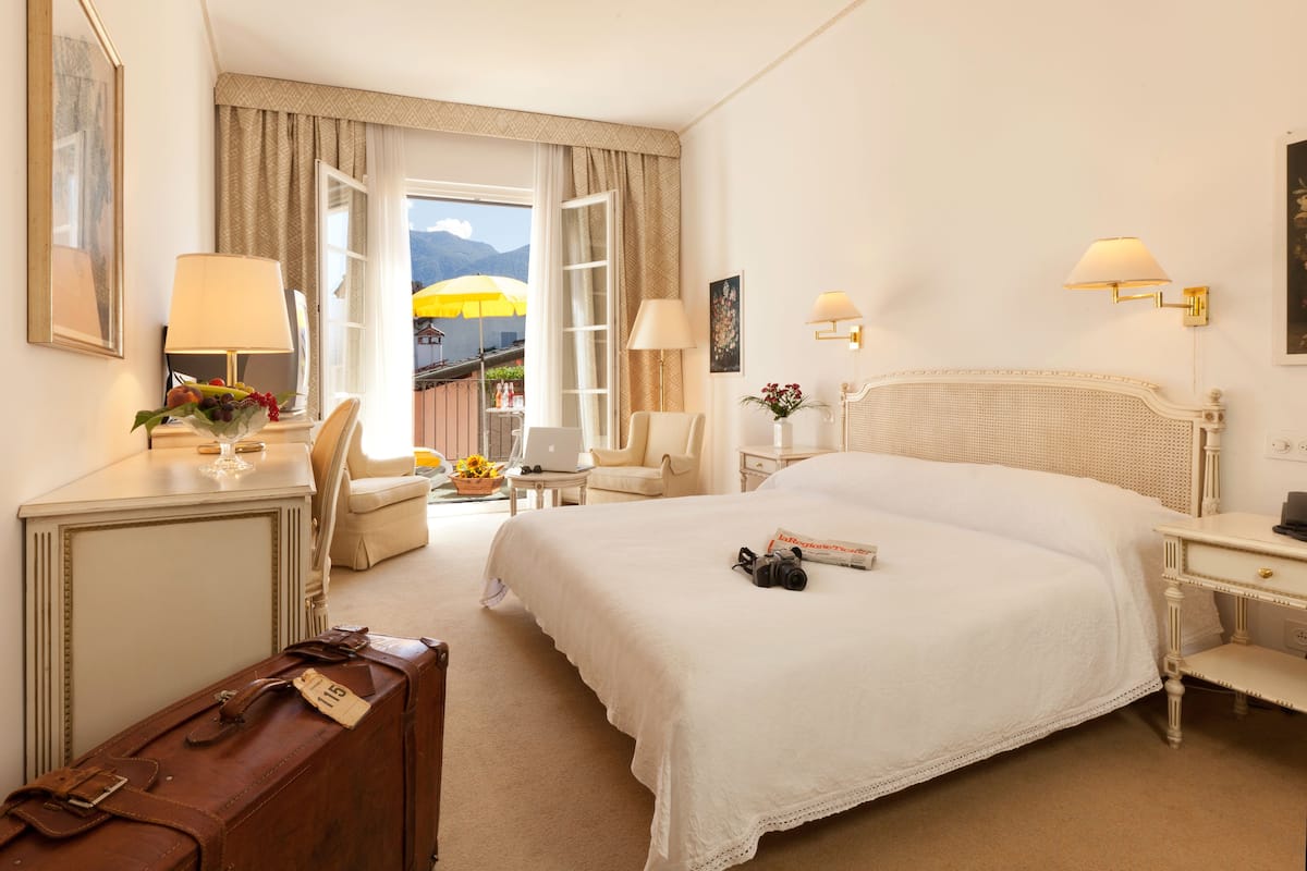 double room, courtyard view | minibar, in-room safe, individually decorated, individually furnished