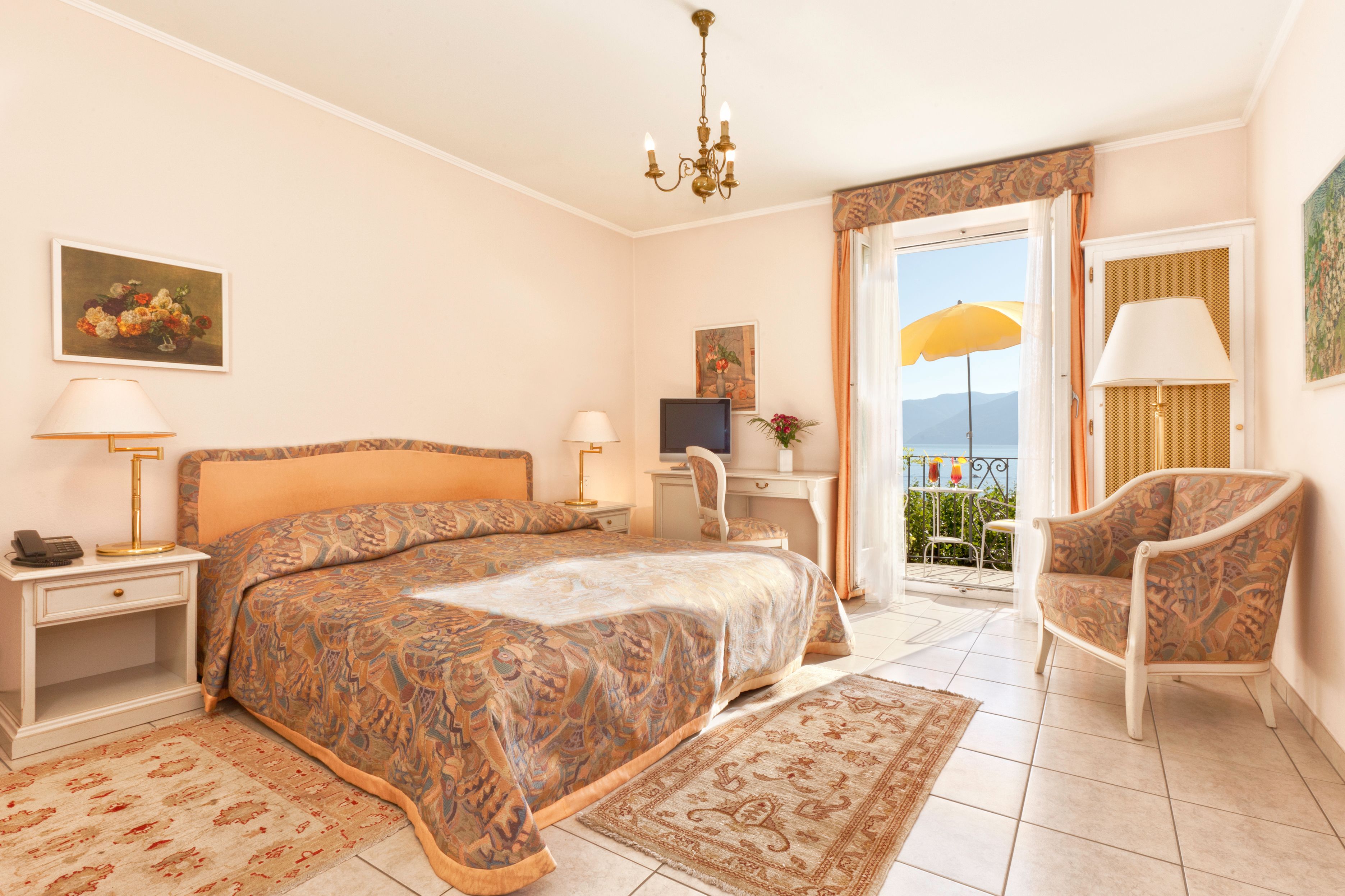 Dobbeltrom, utsikt mot innsjø | Minibar, safe på rommet, individuelt dekorert og individuelt innredet