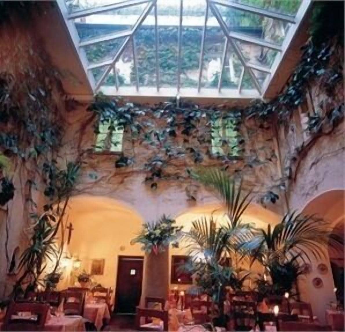 Frokost, lunsj og middag serveres, middelhavsretter, uteservering 