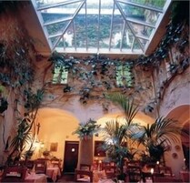 Se sirven desayunos y almuerzos, restaurante con mesas al aire libre