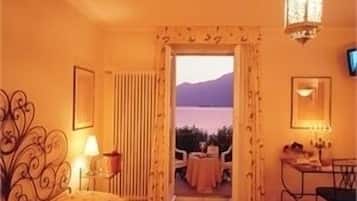 Camera singola, vista lago | Minibar, una cassaforte in camera, con stile personalizzato