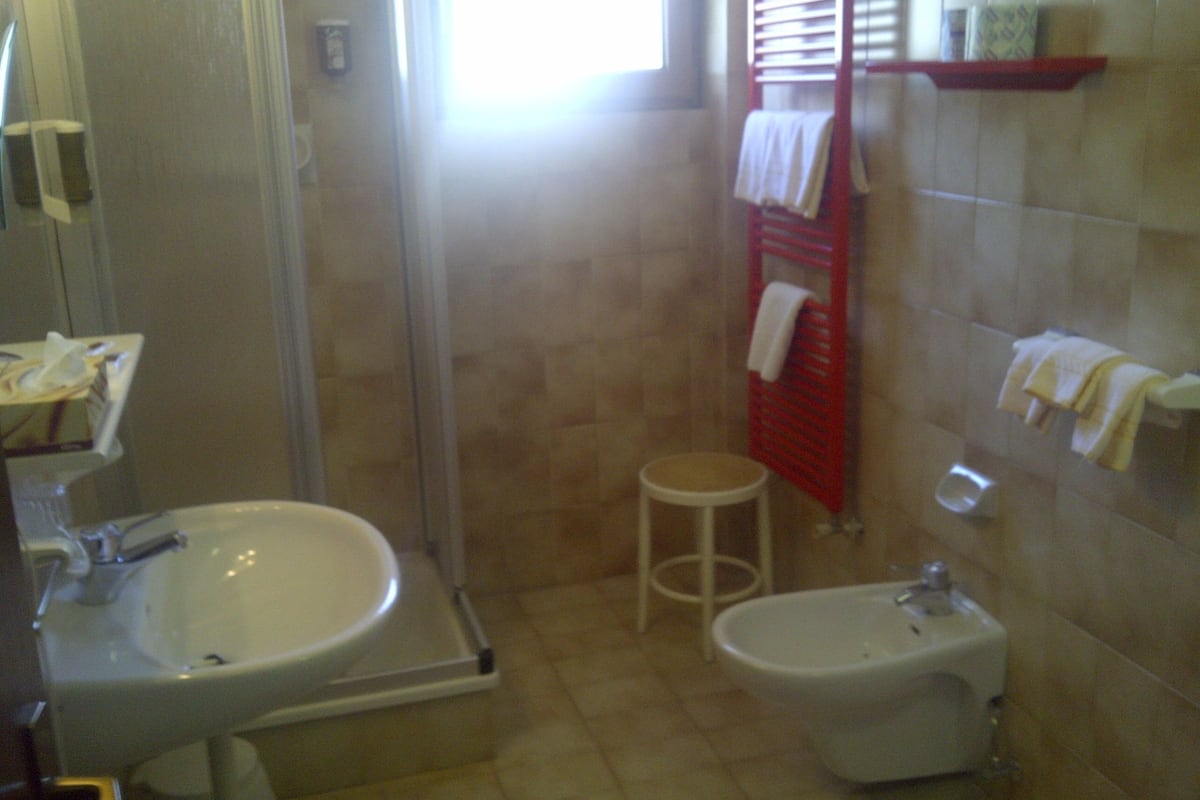 premium double room | bathroom | shower, rainfall showerhead, free toiletries, hair dryer