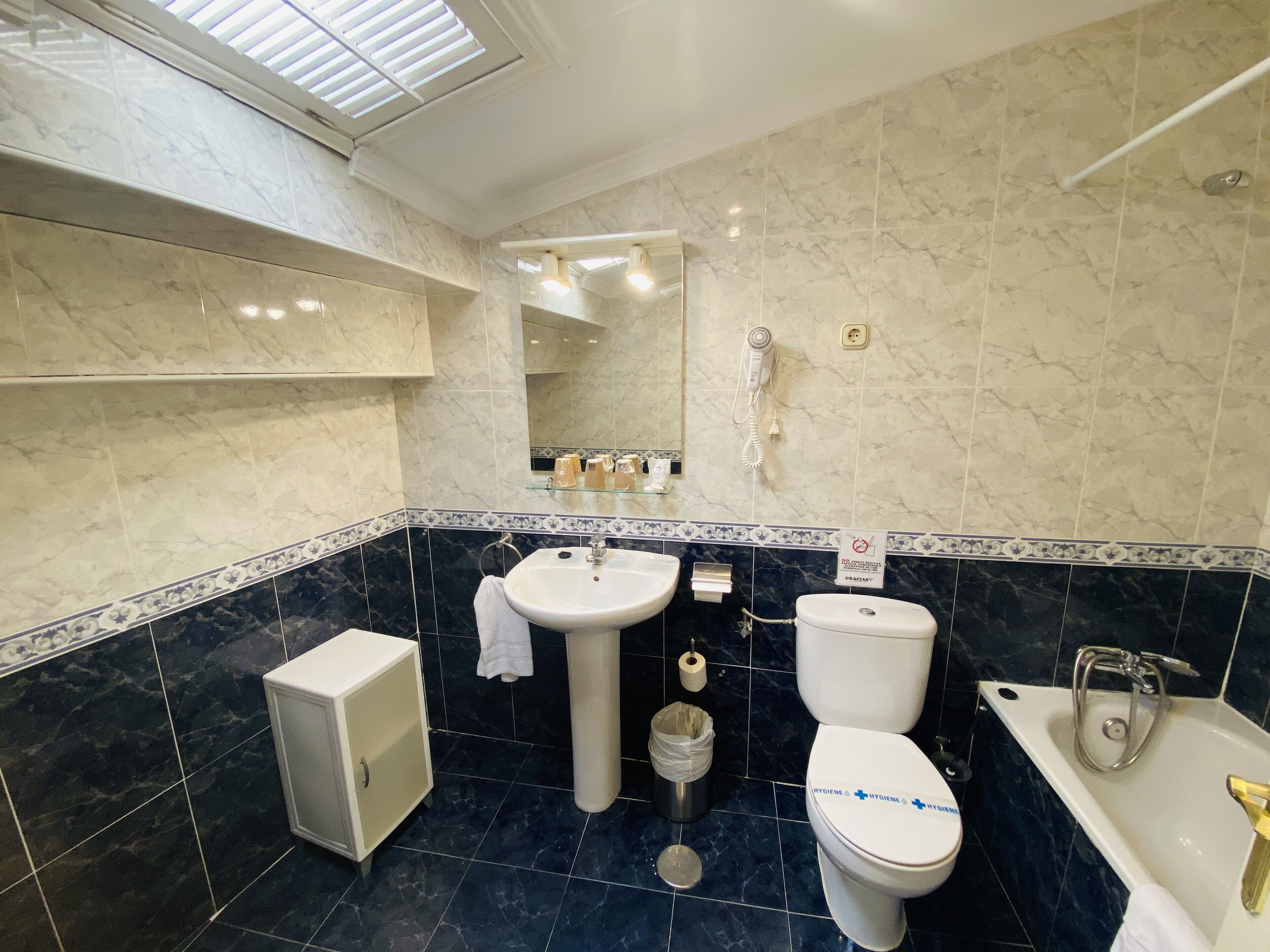 family room (sin ventana) | bathroom | hair dryer, towels