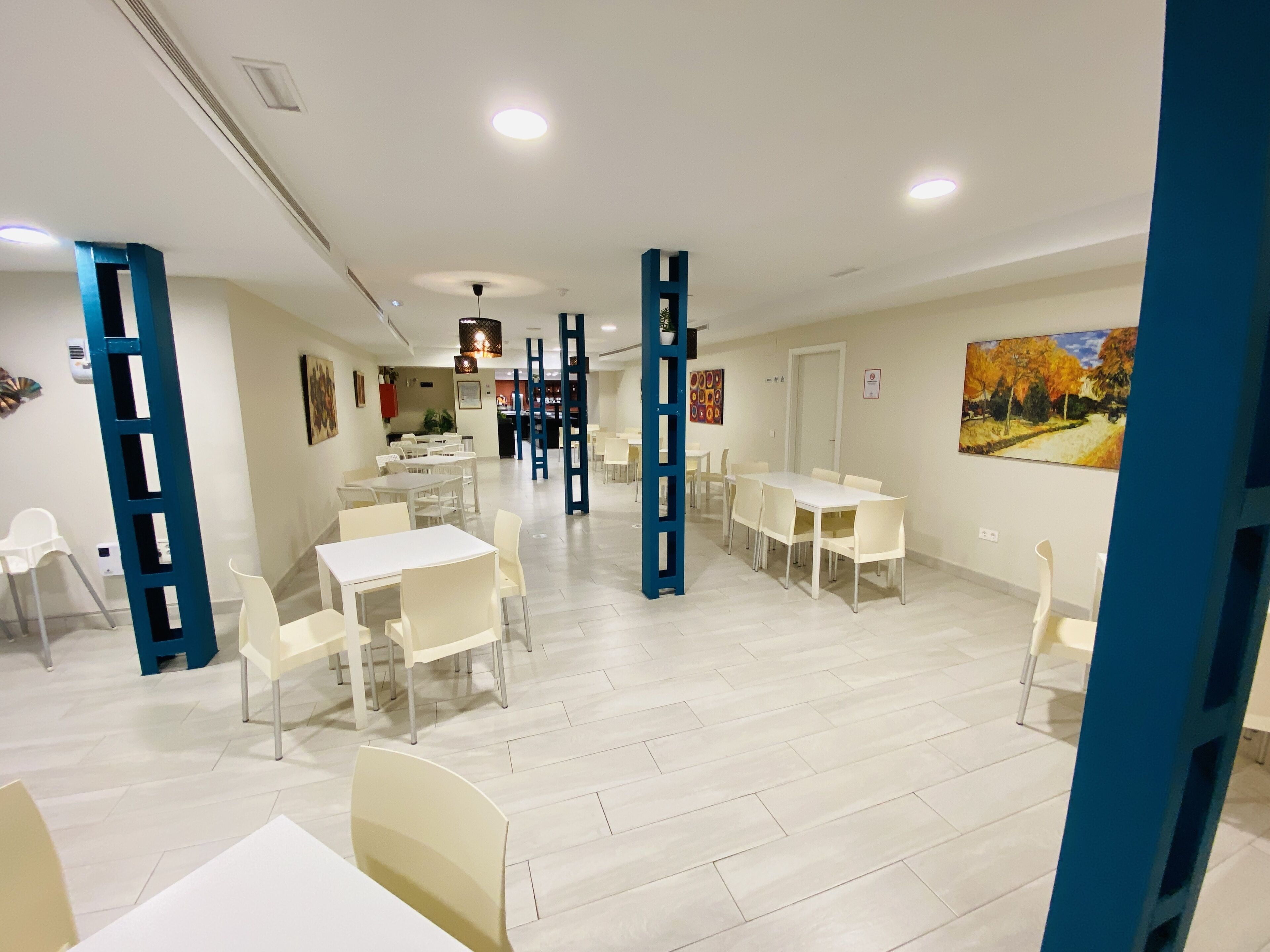 breakfast and dinner served, international cuisine