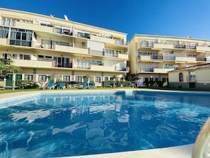 Piscina externa, funciona das 10h às 20h, guarda-sóis, espreguiçadeiras