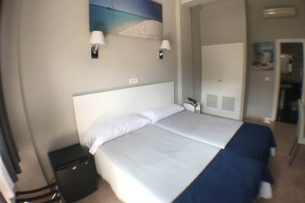 Een minibar, gratis wifi, beddengoed