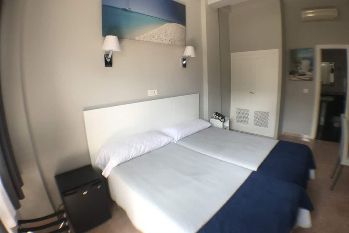 Minibar, WiFi (free), bed sheets