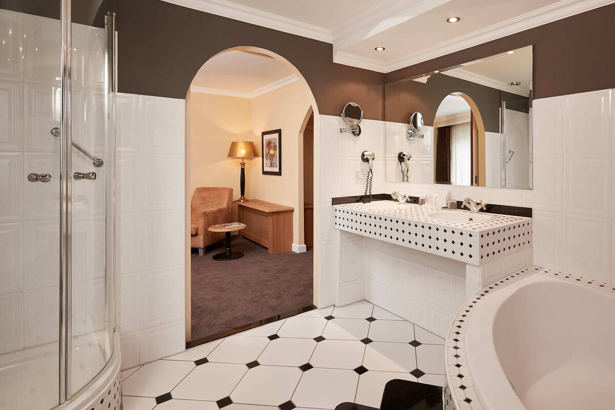 comfort room | bathroom | combined shower/bathtub, deep-soaking bathtub, free toiletries