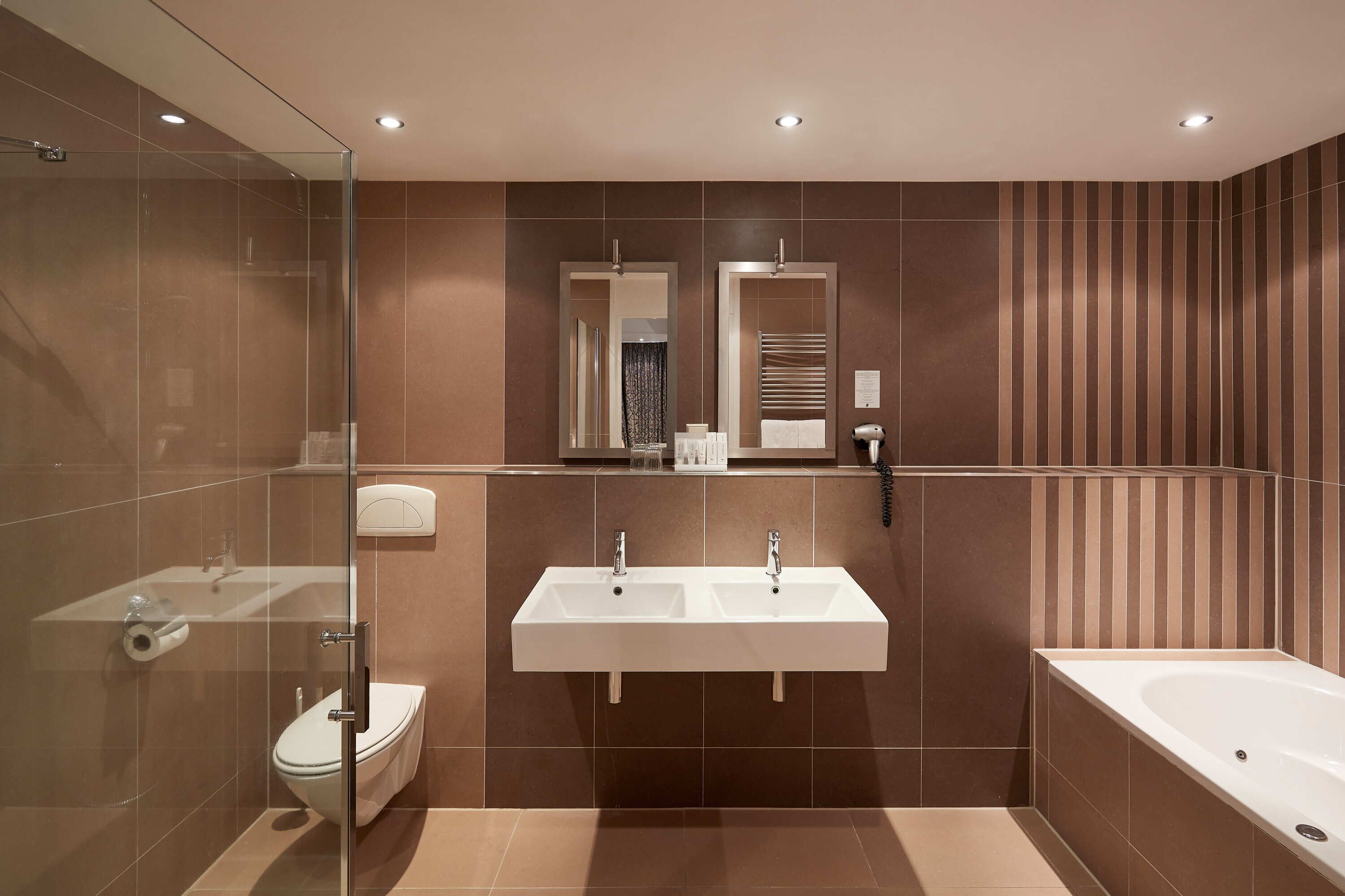 comfort room | bathroom | combined shower/bathtub, deep-soaking bathtub, free toiletries