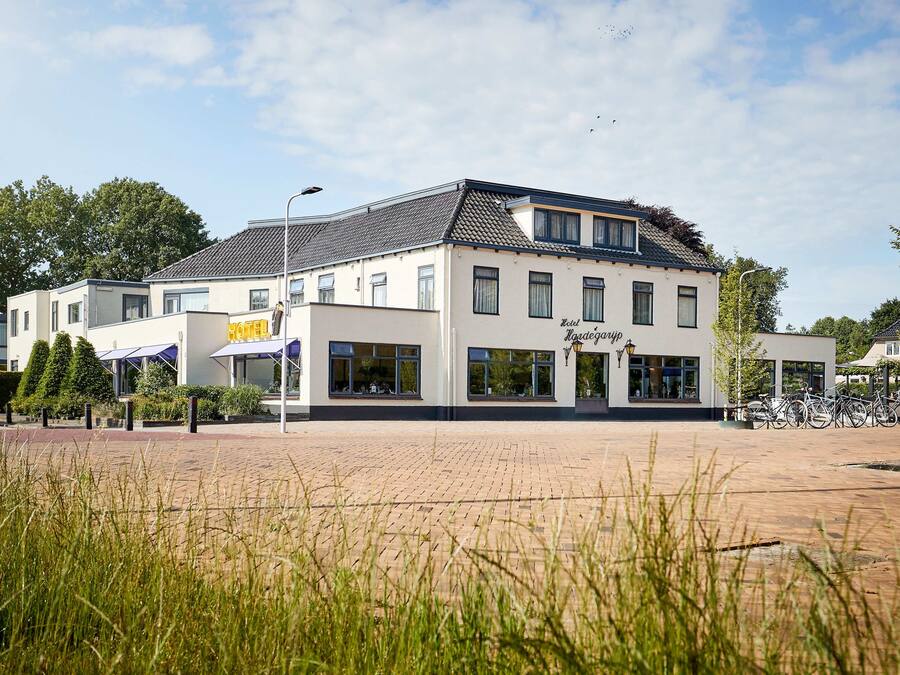 Voorkant accommodatie - avond/nacht