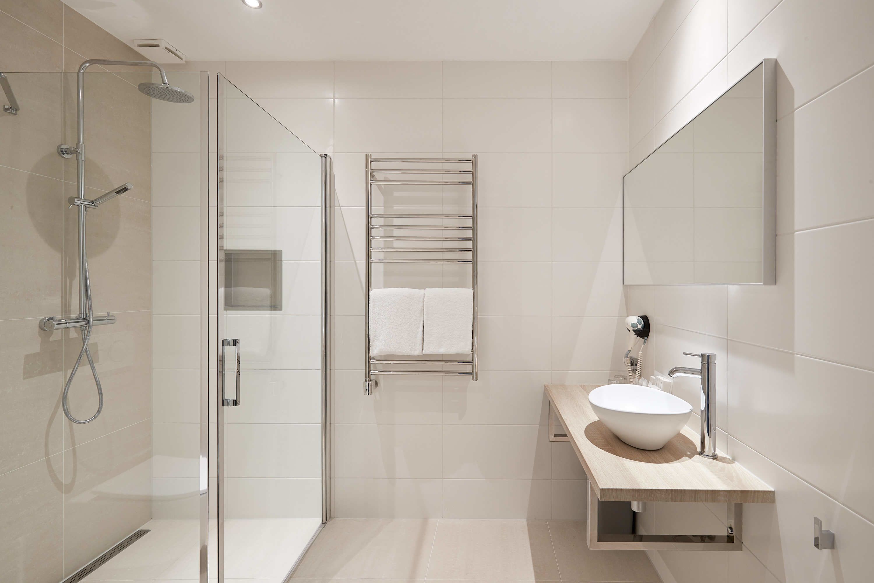 standard double room, 2 single beds | bathroom | combined shower/bathtub, deep-soaking bathtub, free toiletries