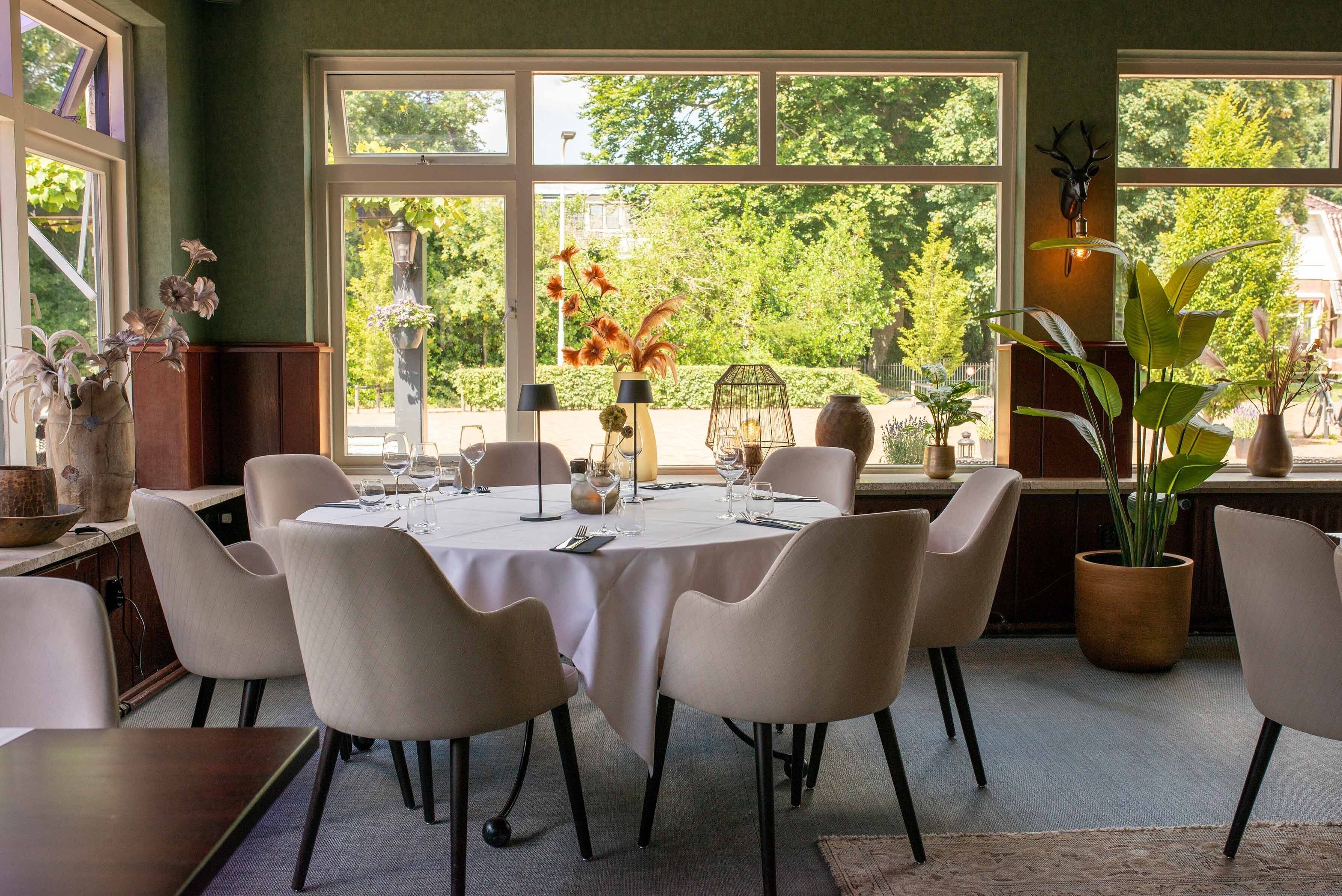 Serveert ontbijt, lunch en diner