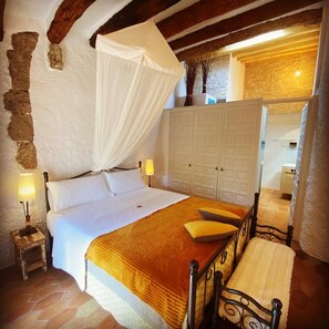Premium bedding, Select Comfort beds, individually decorated - Arianella B&B Penedes (Torrelles de Foix)