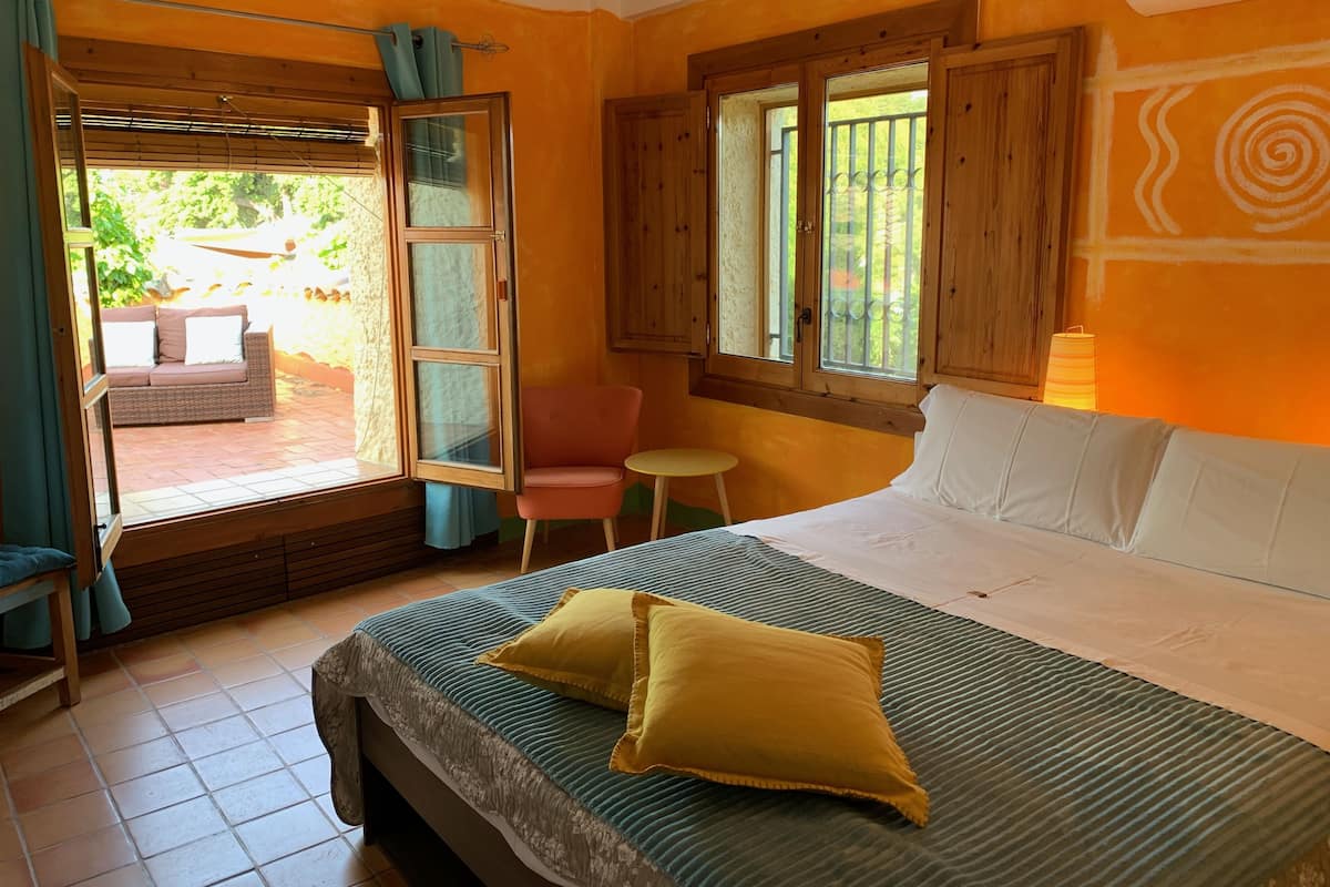 Familie suite, 2 slaapkamers, terras, uitzicht op heuvels | 1 slaapkamer, luxe beddengoed, Select Comfort-bedden