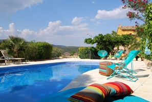 Outdoor pool, open 8:00 AM to 11:30 PM, pool umbrellas, pool loungers - Arianella B&B Penedes (Torrelles de Foix)
