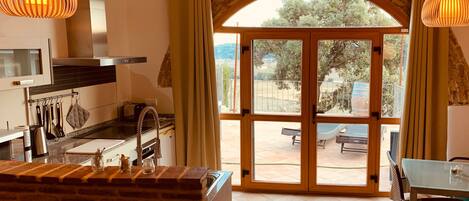 Suite estudio de diseño, 1 habitación, terraza, vistas al viñedo | Servicio de comidas en la habitación
