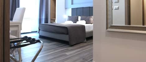 Roupas de cama premium, edredons de pluma, frigobar, cofres nos quartos