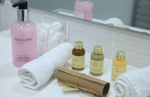 Pengering rambut, tuala disediakan