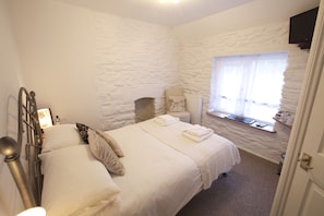 Double Room (Room 4) | Dihias secara berasingan, dilengkapkan perabot secara berasingan