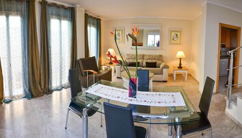 Duplex, 2 Bedrooms, Patio (Atico) | In-room dining