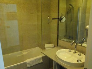 Doppelzimmer, Balkon, Stadtblick | Badezimmer