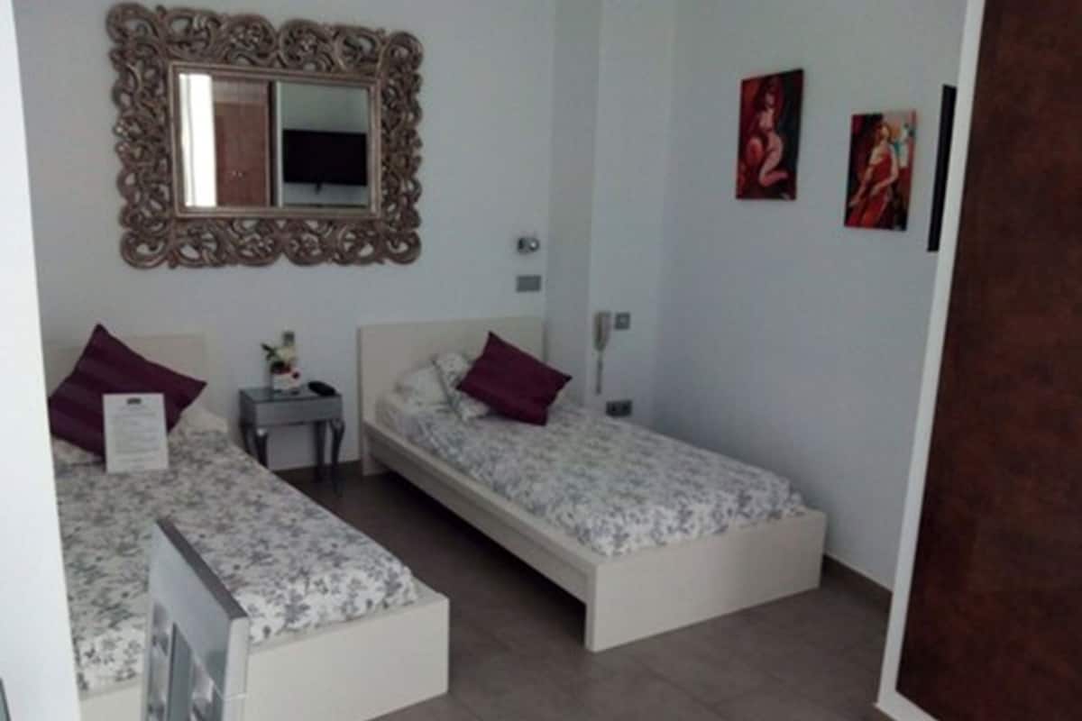 Twin Room | Down duvets, Select Comfort beds, minibar, in-room safe