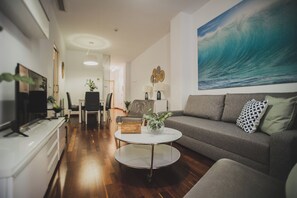 Appartement, 2 chambres | Aire de séjour | Téléviseur à écran plat de 38 po avec télévision par satellite