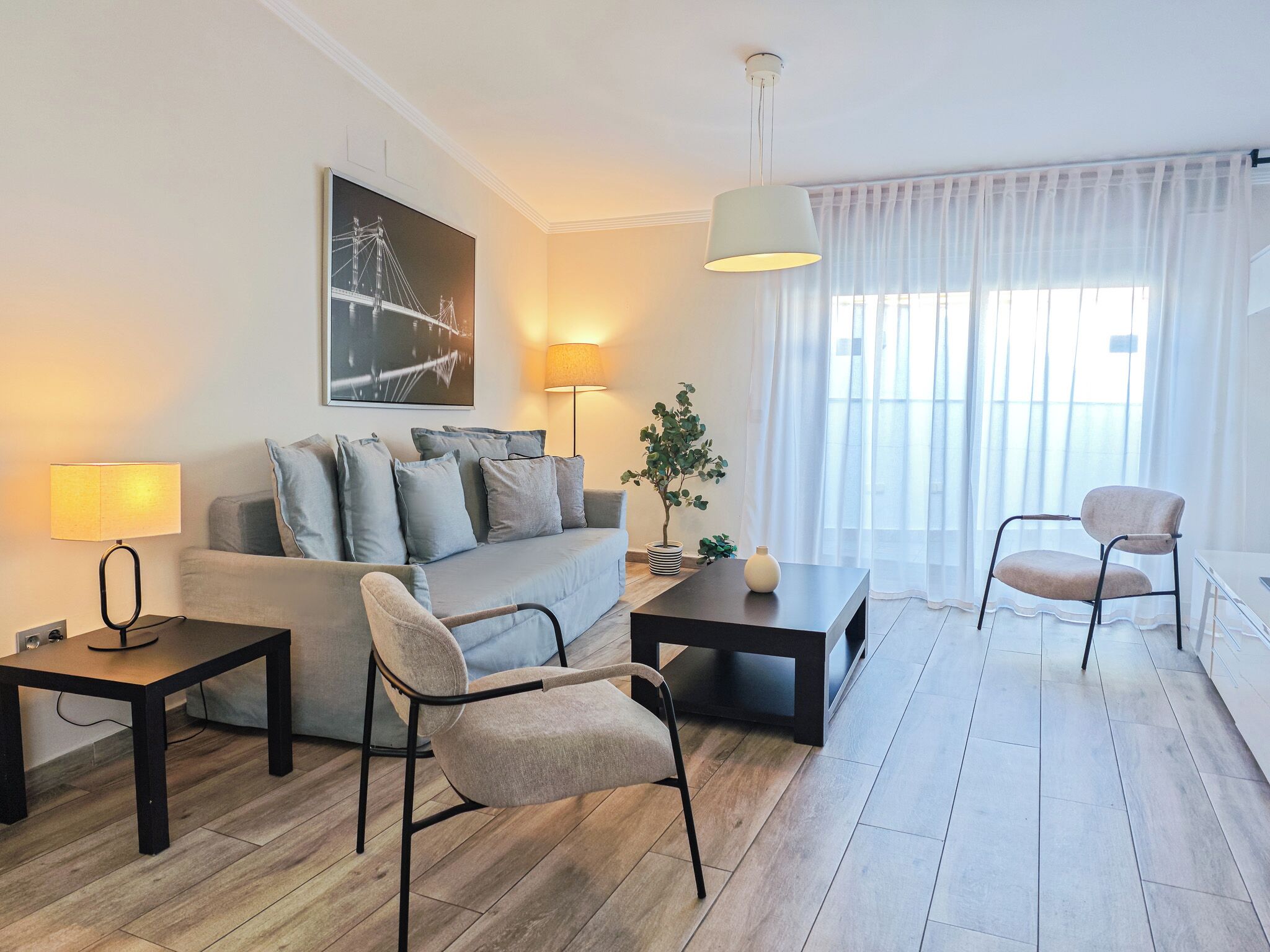 Penthouse, 1 phòng ngủ, hiên (Penthouse) | Khu phòng khách | TV màn hình phẳng 38-inch có truyền hình vệ tinh, TV 