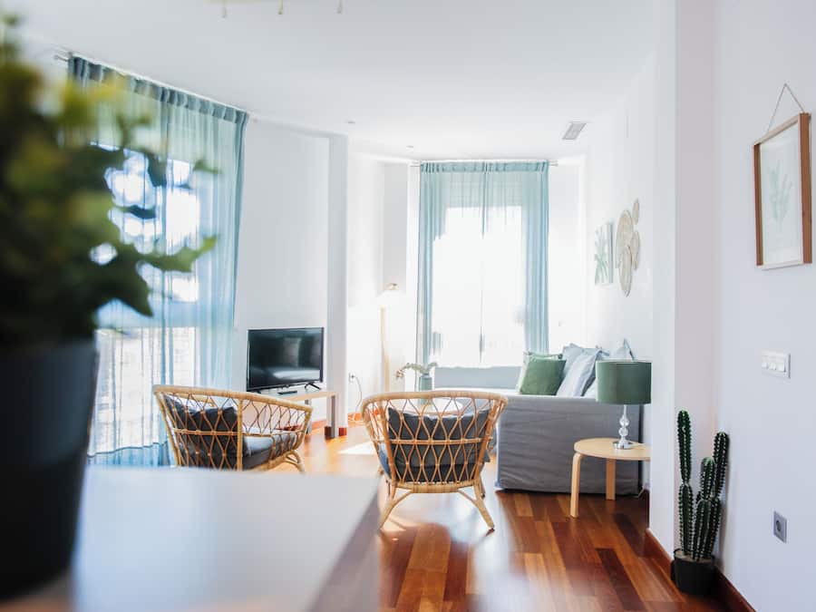 Apartamento, 1 quarto | Área de estar | TV de tela plana 38 polegadas com canais via satélite, TV