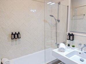 Ático, 2 habitaciones, terraza (Penthouse) | Baño | Secador de pelo, bidé, toallas y jabón