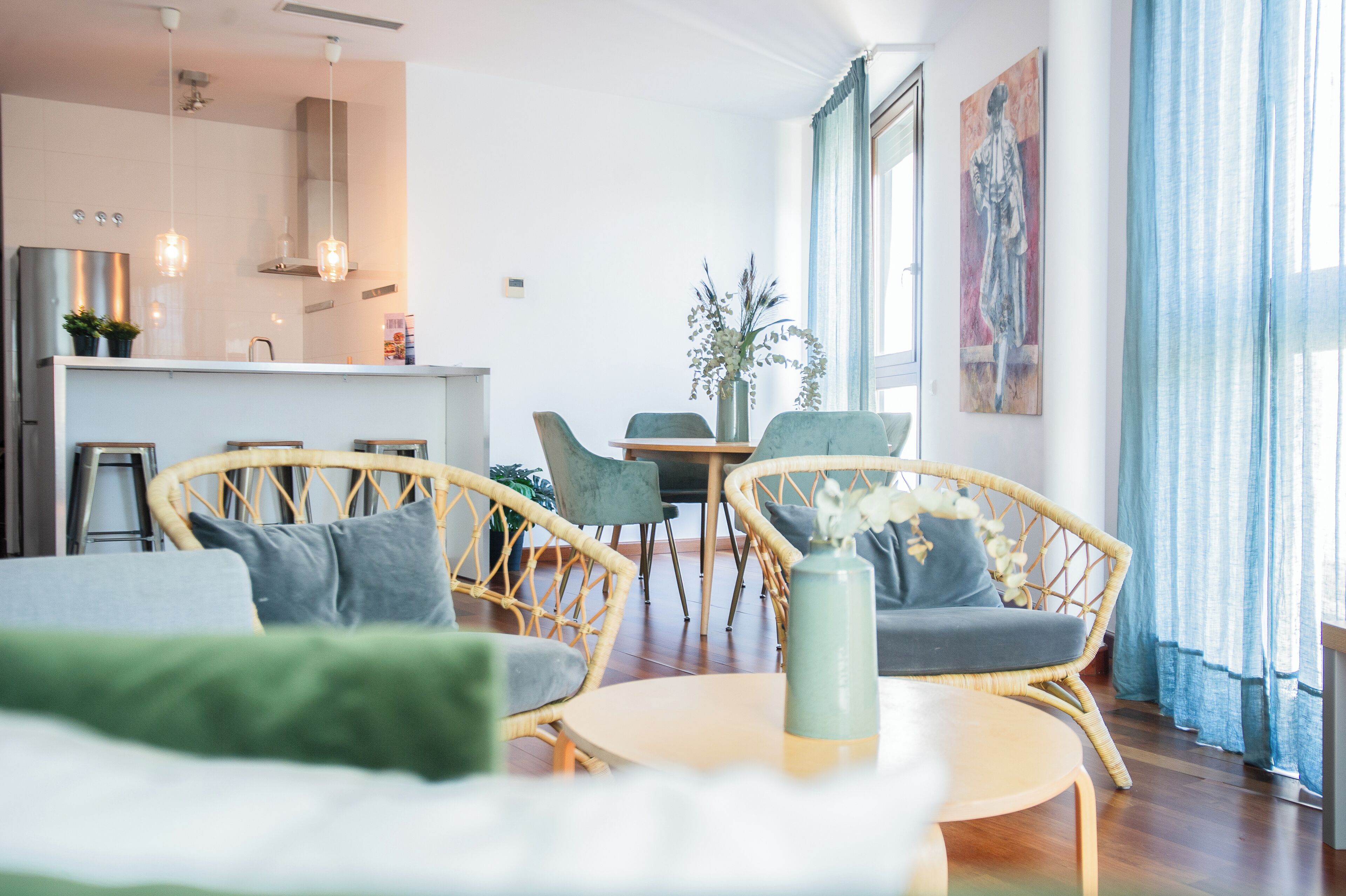 アパートメント 1 ベッドルーム | リビング エリア | 38 インチの薄型テレビ (衛星放送視聴可)、テレビ