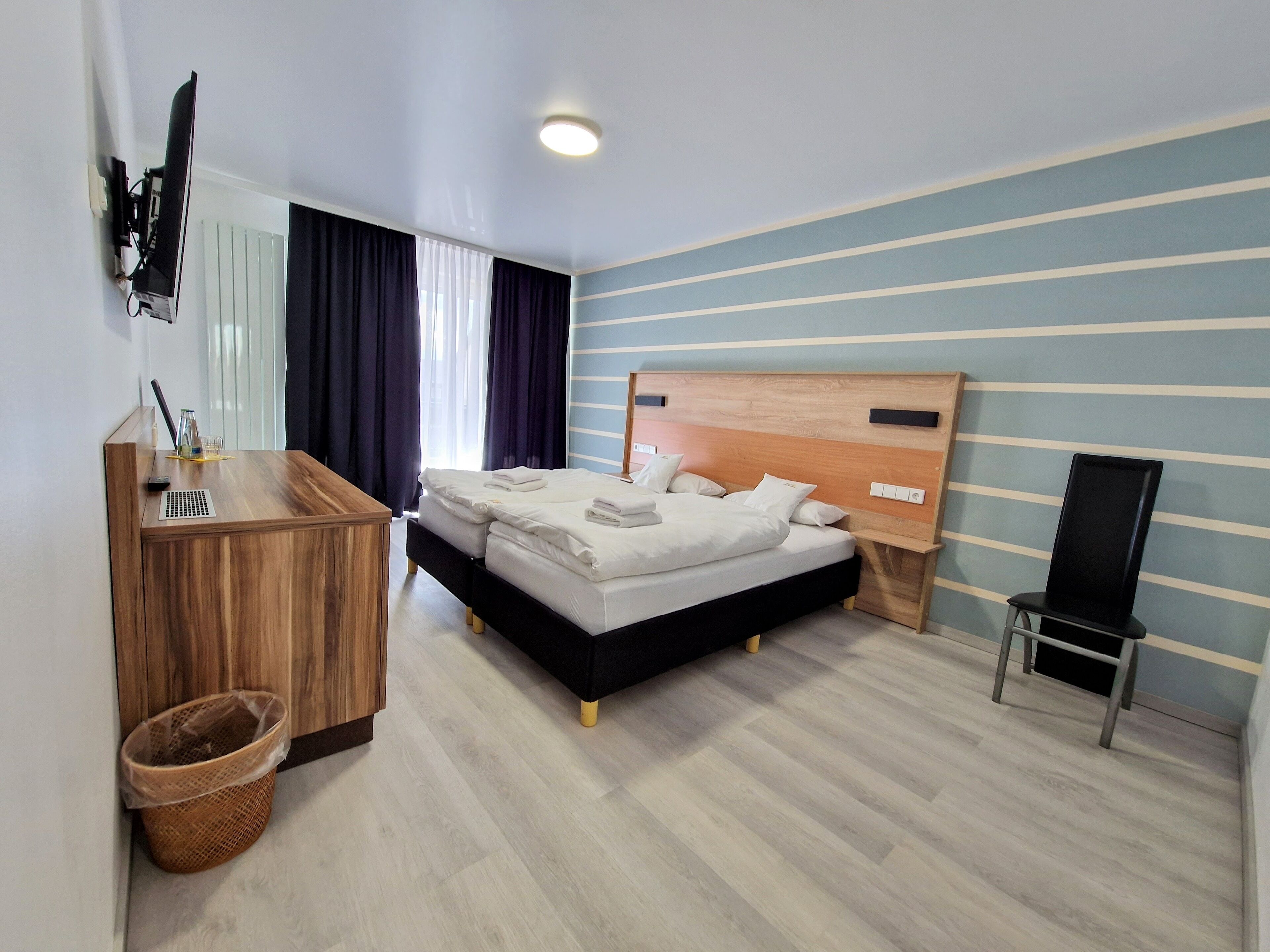 basic double room | 1 bedroom, minibar, desk, blackout curtains