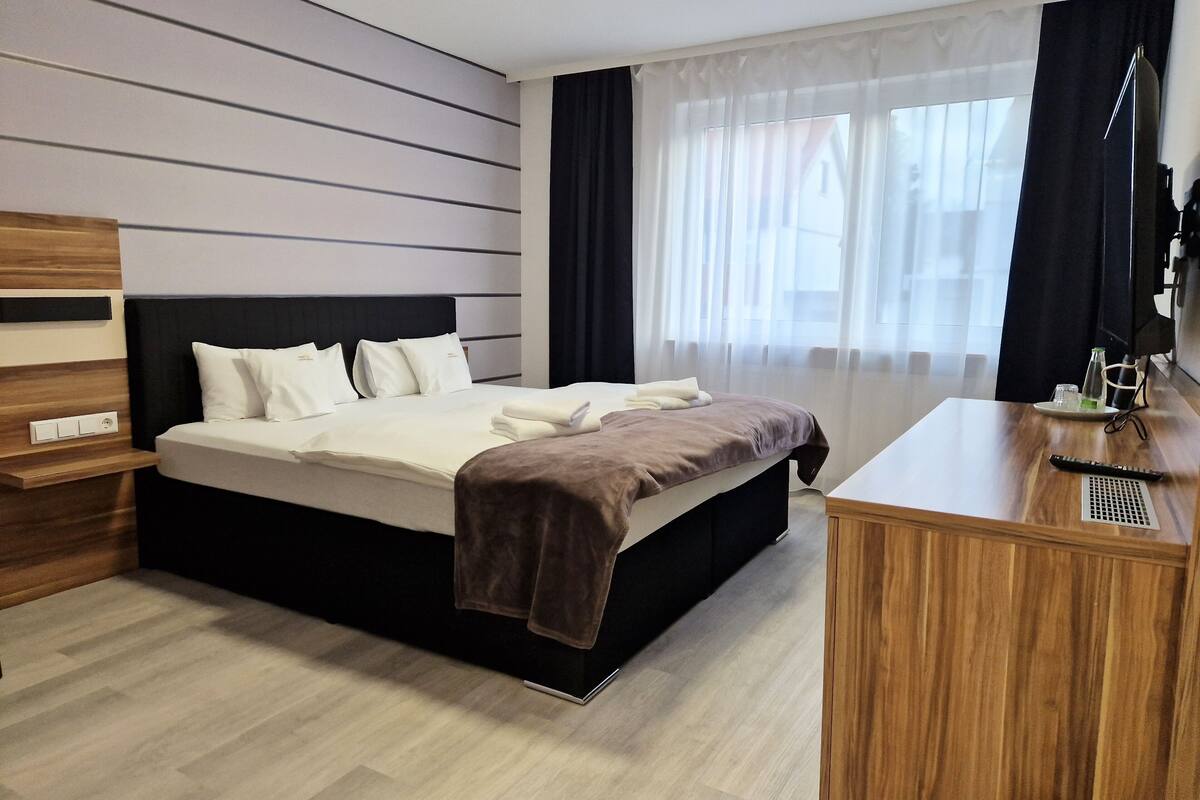 single room | 1 bedroom, minibar, desk, blackout curtains