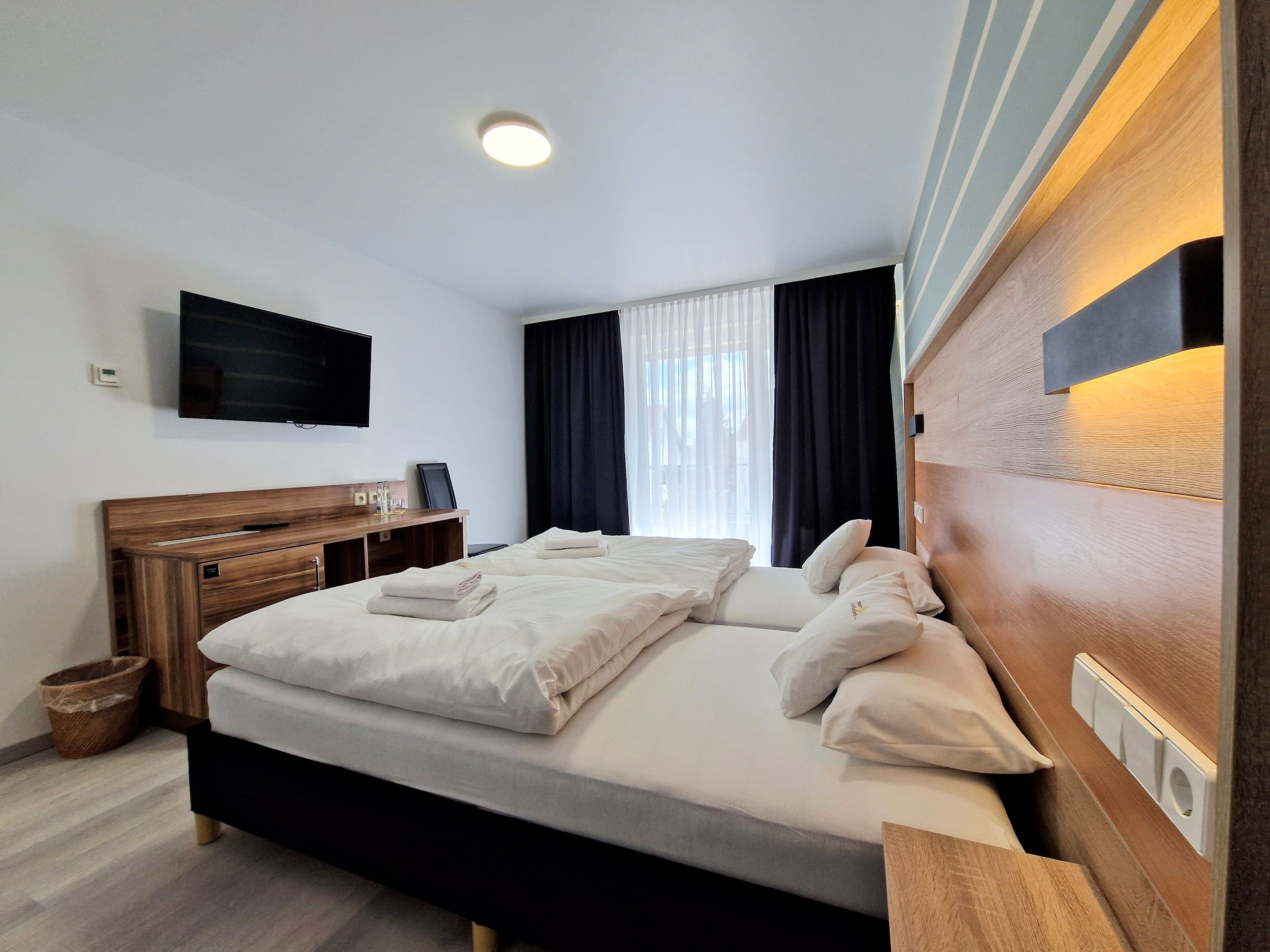 basic double room | 1 bedroom, minibar, desk, blackout curtains