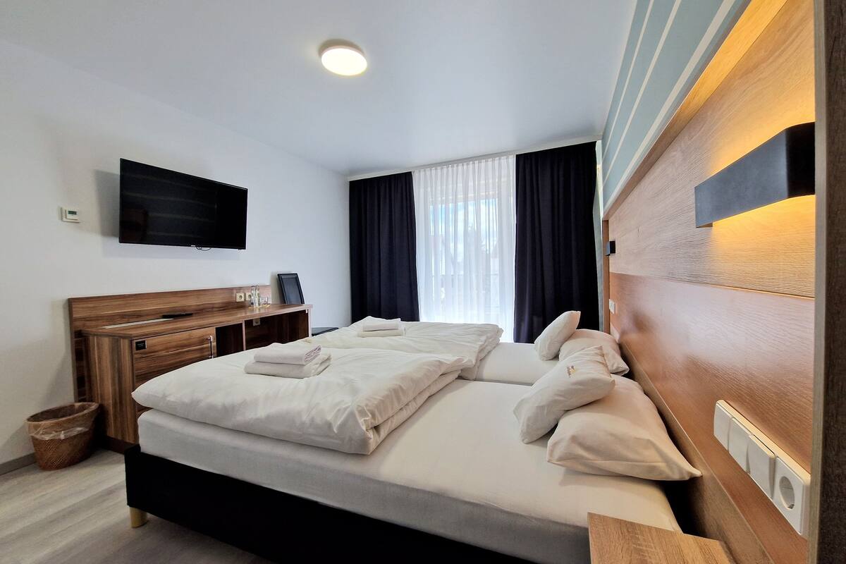 basic double room | 1 bedroom, minibar, desk, blackout curtains