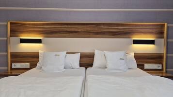 Quarto casal básico | Frigobar, escrivaninha, cortinas blackout, quartos à prova de som