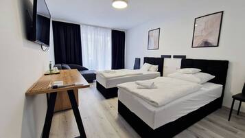 Dreibettzimmer | Minibar, Schreibtisch, Verdunkelungsvorhänge, schallisolierte Zimmer
