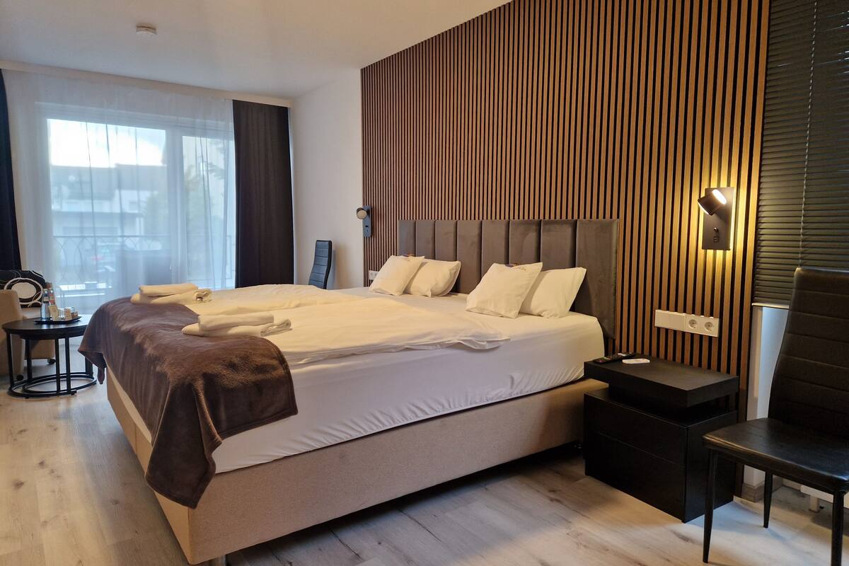Phòng đôi Business | Minibar, bàn, màn/rèm cản sáng, phòng cách âm 