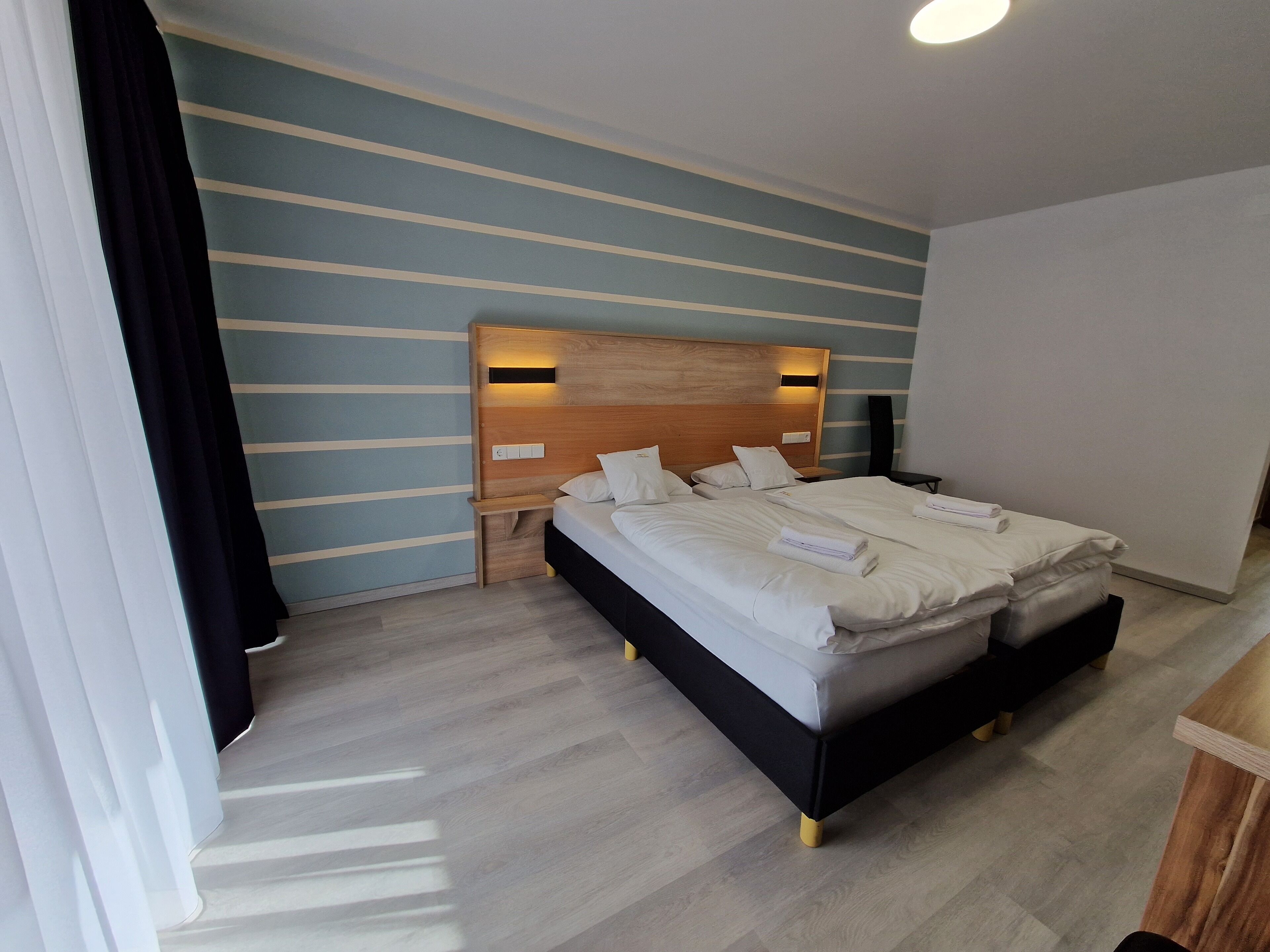 basic double room | 1 bedroom, minibar, desk, blackout curtains