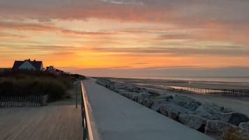 Aan het strand, wit zand, windsurfen, vissen