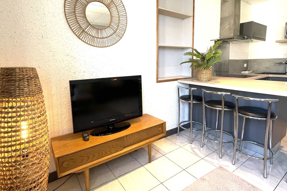 superior apartment, 1 bedroom | living area | 50-cm flat-screen tv with cable channels, tv