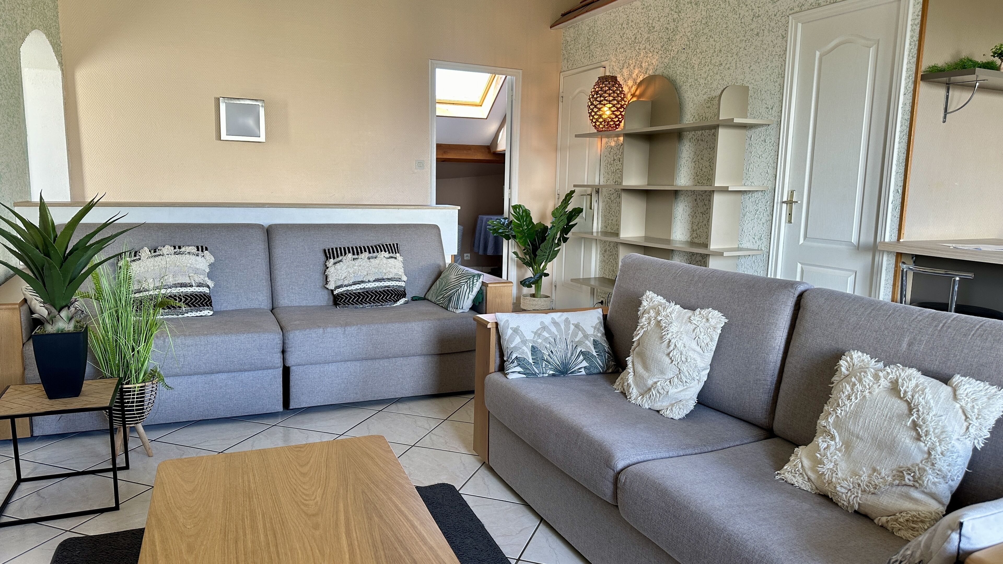 superior apartment, 2 bedrooms | living area | 50-cm flat-screen tv with cable channels, tv